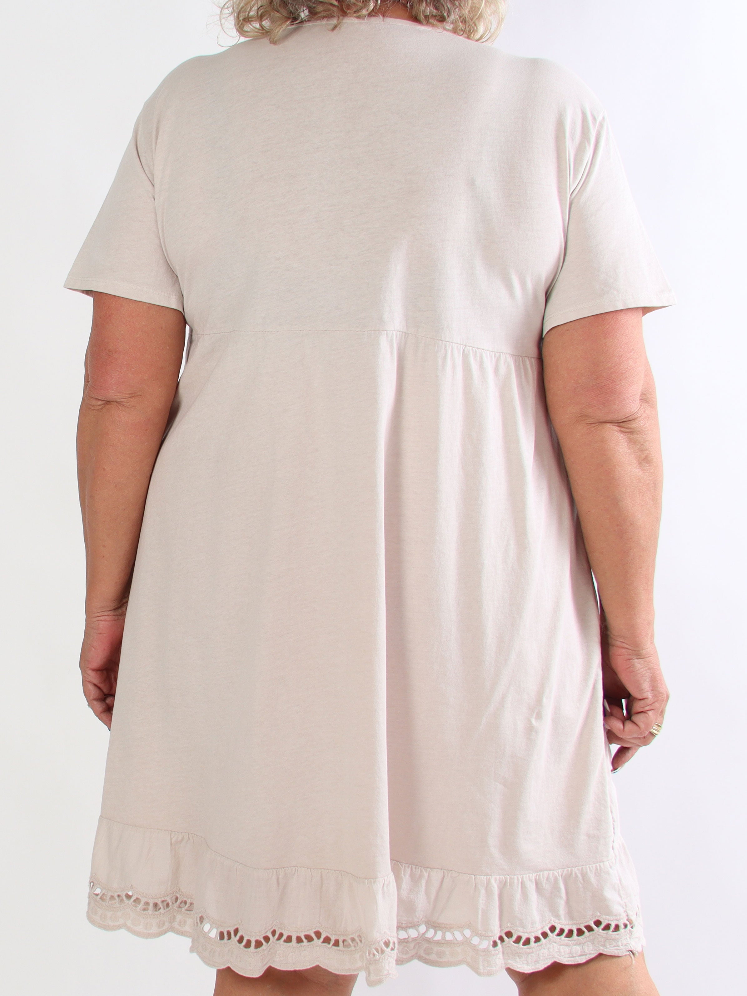Laiba - Plus size kjole i bomuld med t-shirt ærmer og broderet flæsekant forneden